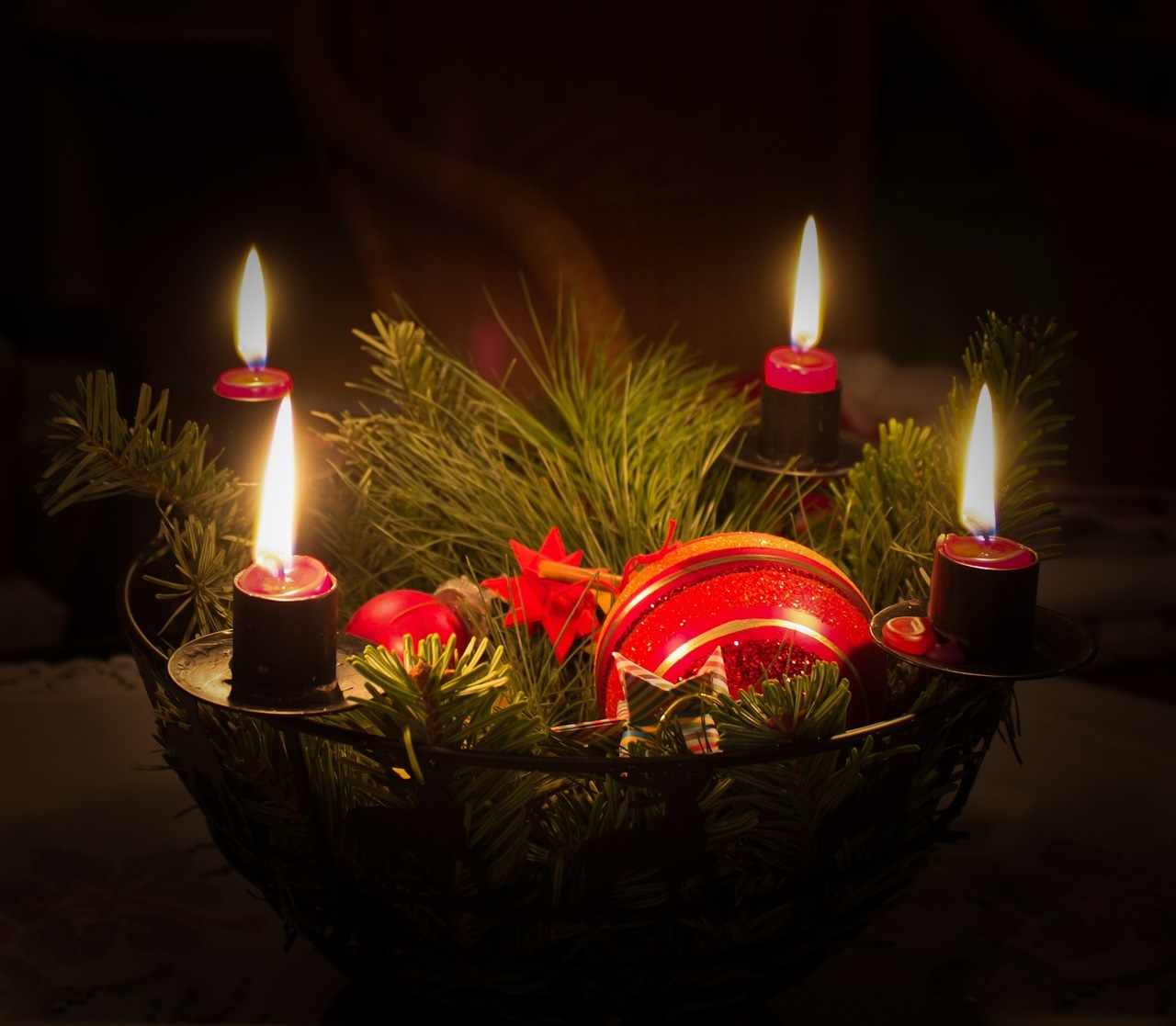 Symbolbild für den Beitrag "Sicher durch die Weihnachtszeit". Man sieht einen Kerzenkranz mit vier leuchteden Kerzen.